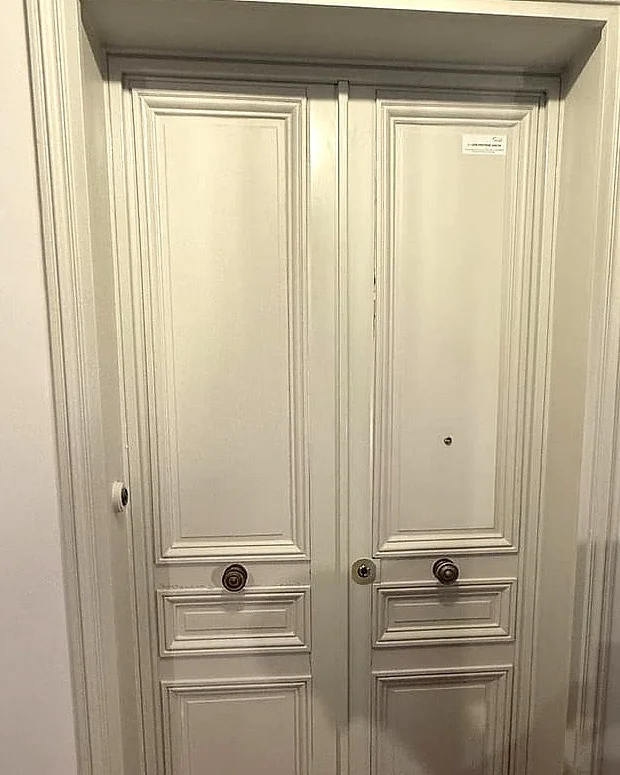 Porte palière haussmannienne double battant avec moulures, restaurée et sécurisée par Serrurerie Legrand