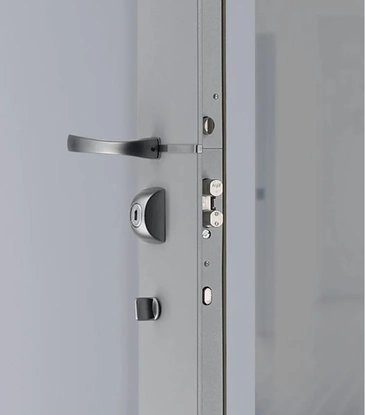 Serrure multipoints moderne sur porte grise — mécanisme A2P