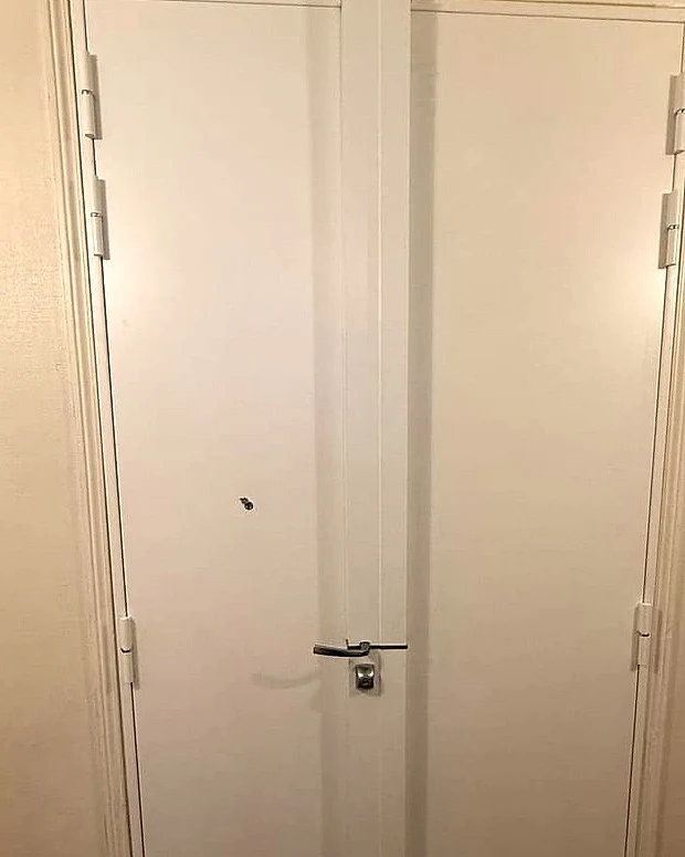 Porte palière blanche d'appartement haussmannien, après intervention sur la serrure